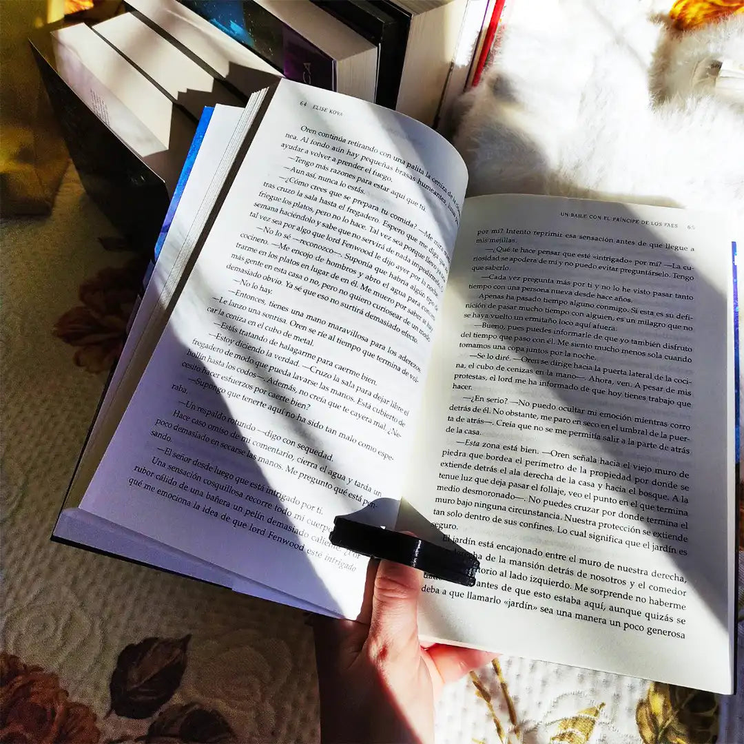 sujeta páginas separando páginas del libro