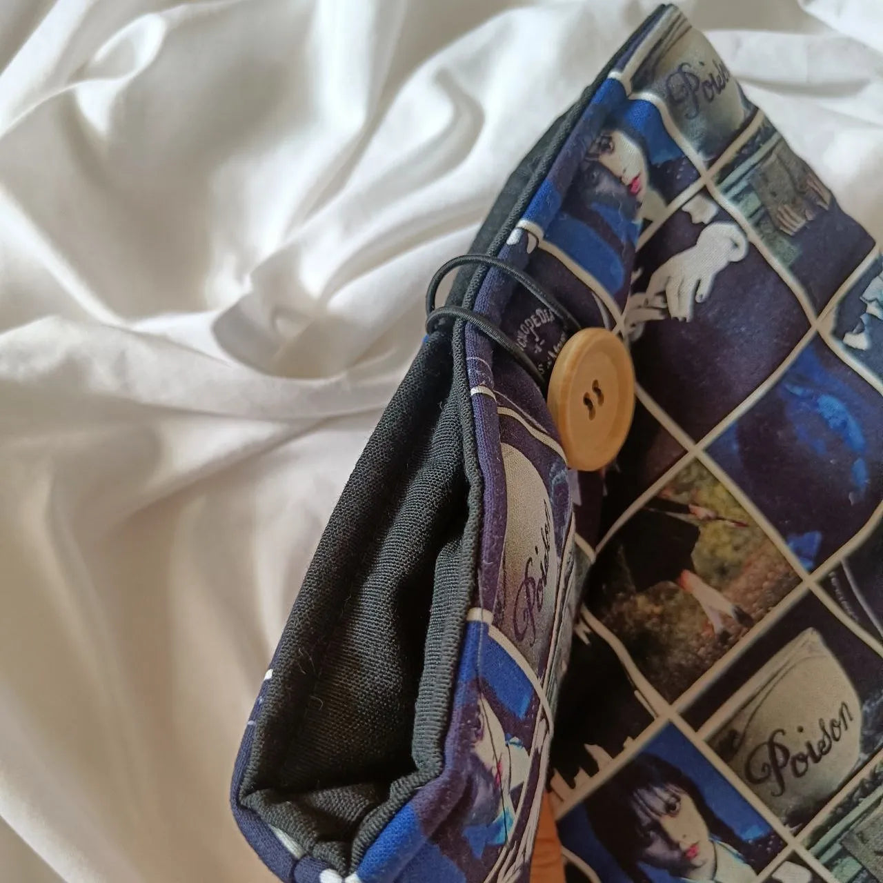 interior de la funda para libro y kindle Miércoles de Netflix