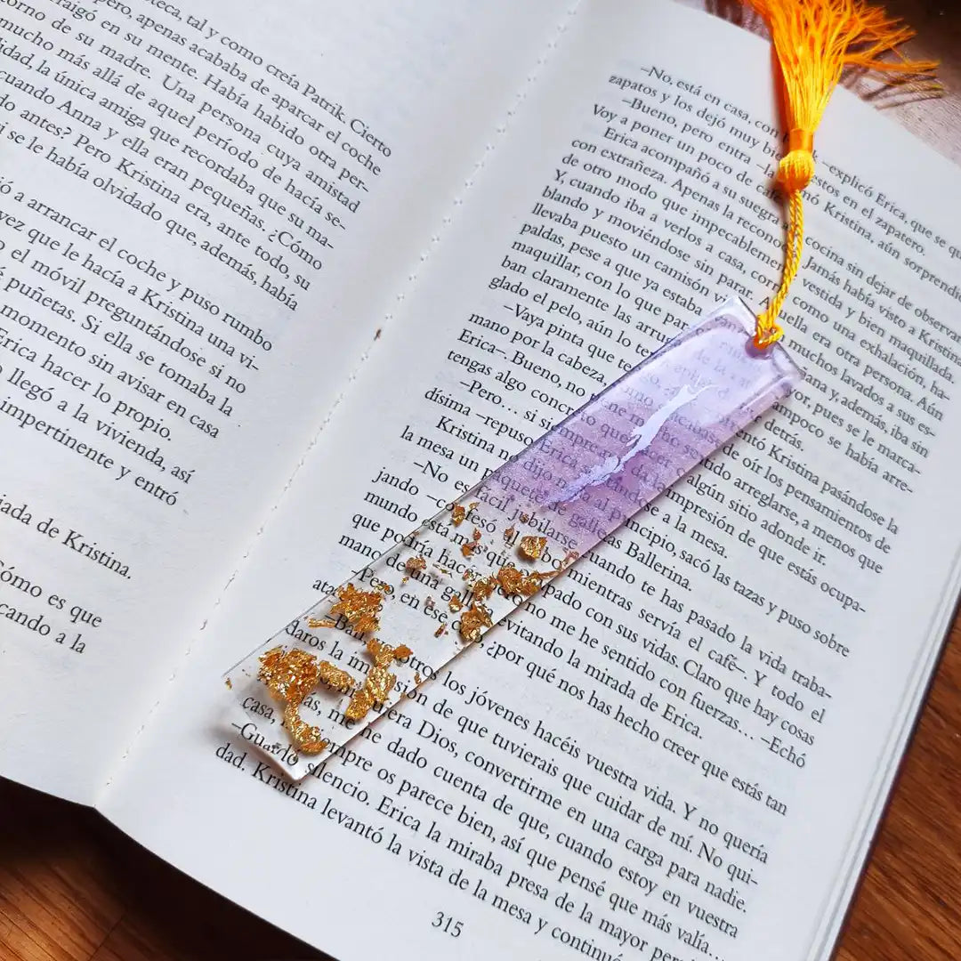 Marcapáginas en resina para libro, color lila o morado con borla amarilla - Lilt World Shop