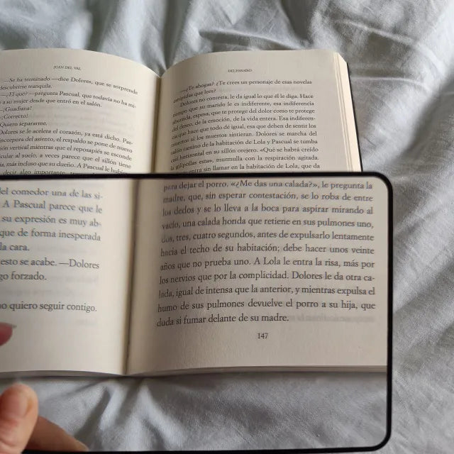 Lupa de lectura flexible, ligera y resistente para textos pequeños.