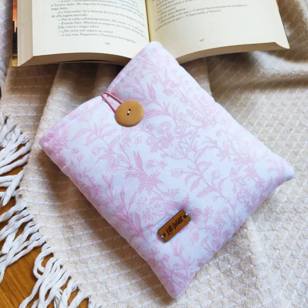 Funda de tela para libro de flores rosas y blancas
