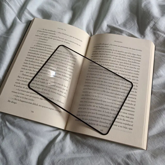 Lupa de aumento x3 portátil, ideal para personas mayores.
