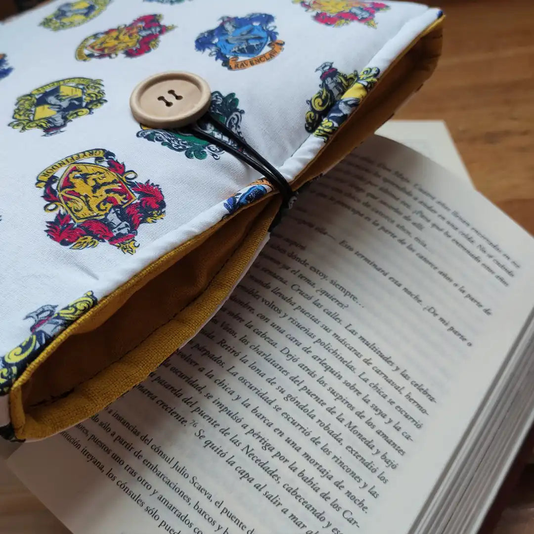 funda hufflepuff de tela acolchada para libros