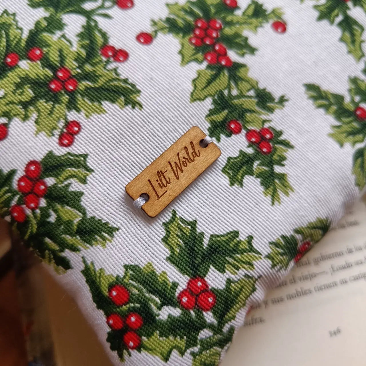 funda para libro navideña, acebo y chapita de madera