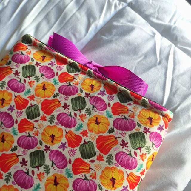 funda de tela acolchada para libro con lazo