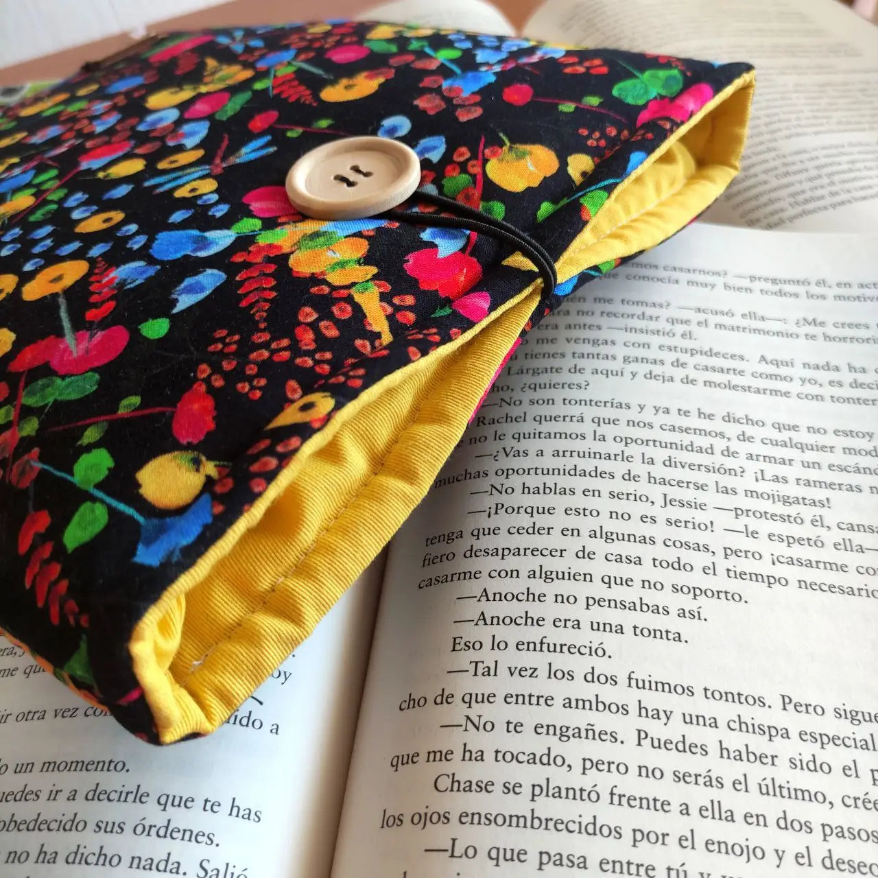 funda de tela negra y amarilla de colores para libros
