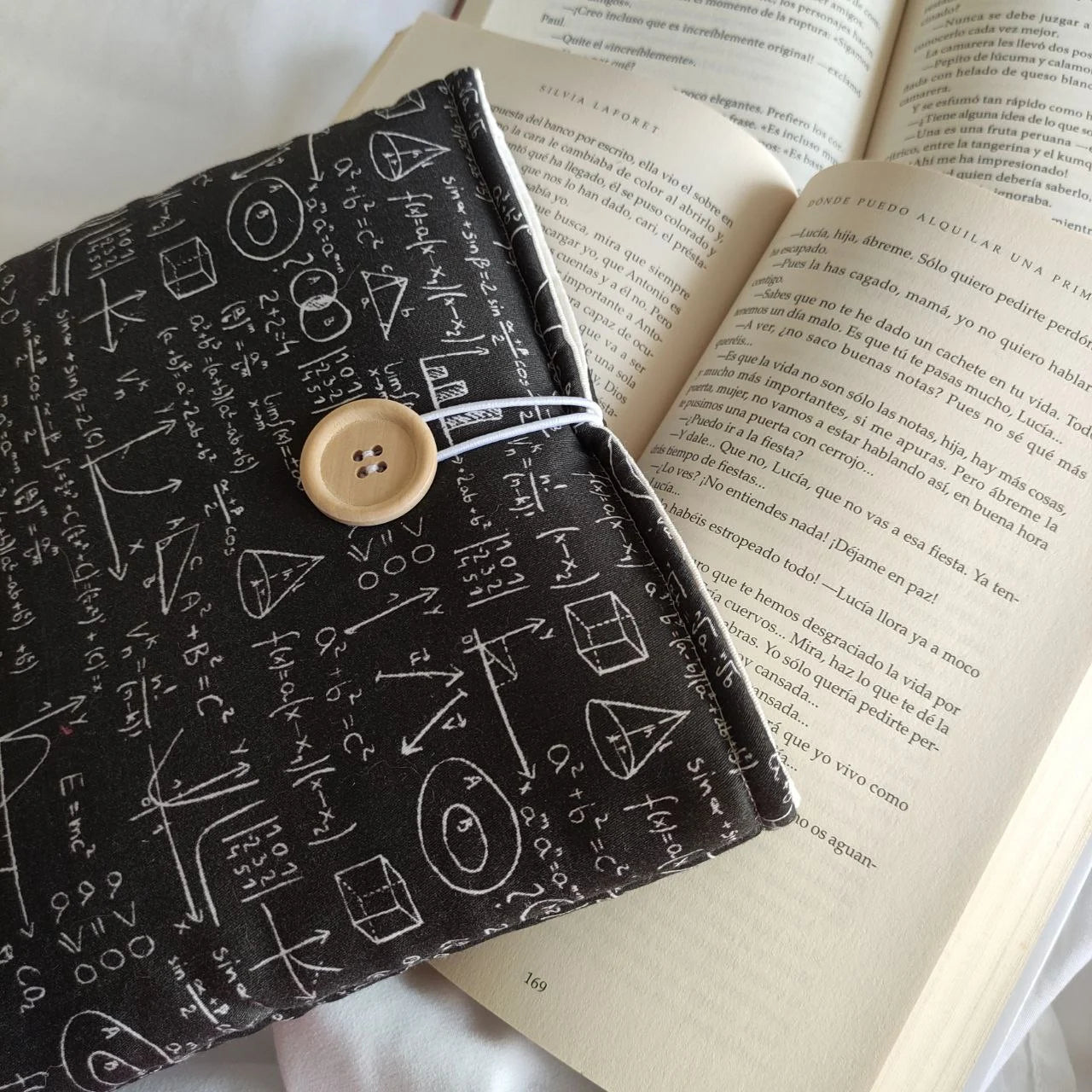 funda para libro con simbolos matematicos y boton de madera