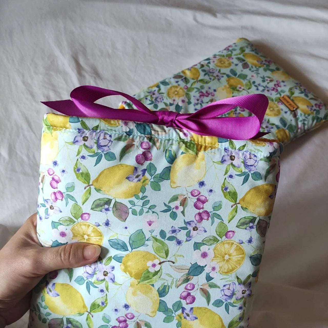 funda con estampado frutal y lazo