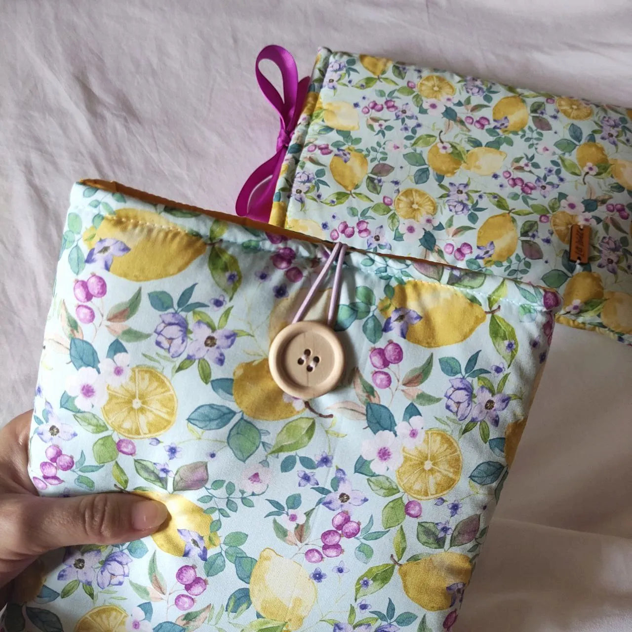 funda para libro con limones y boton de madera