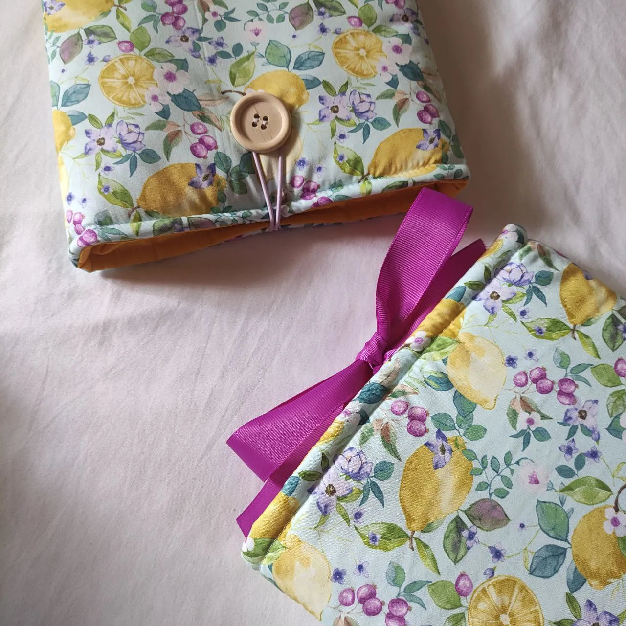 funda para libro con limones y arandanos y lazo