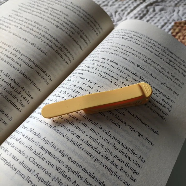 Marcapáginas automático de silicona color amarillo marca lilt world