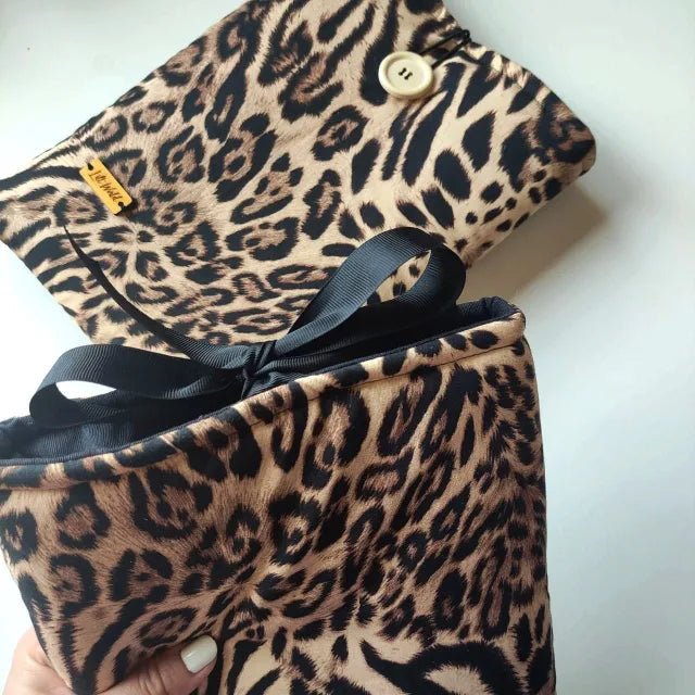 funda para libro Cheetah con estampado de leopardo y cierre de lazo negro marca lilt world