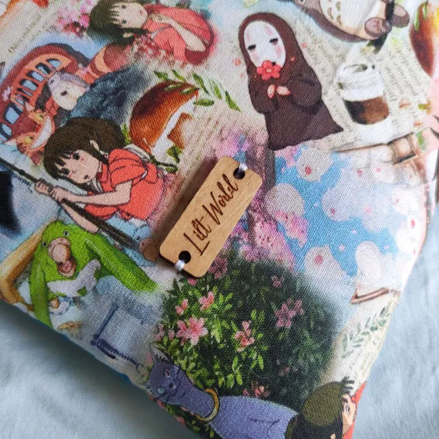 Protege tu libro o Kindle con una funda de tela acolchada de temática anime. Diseño exclusivo con personajes de Studio Ghibli