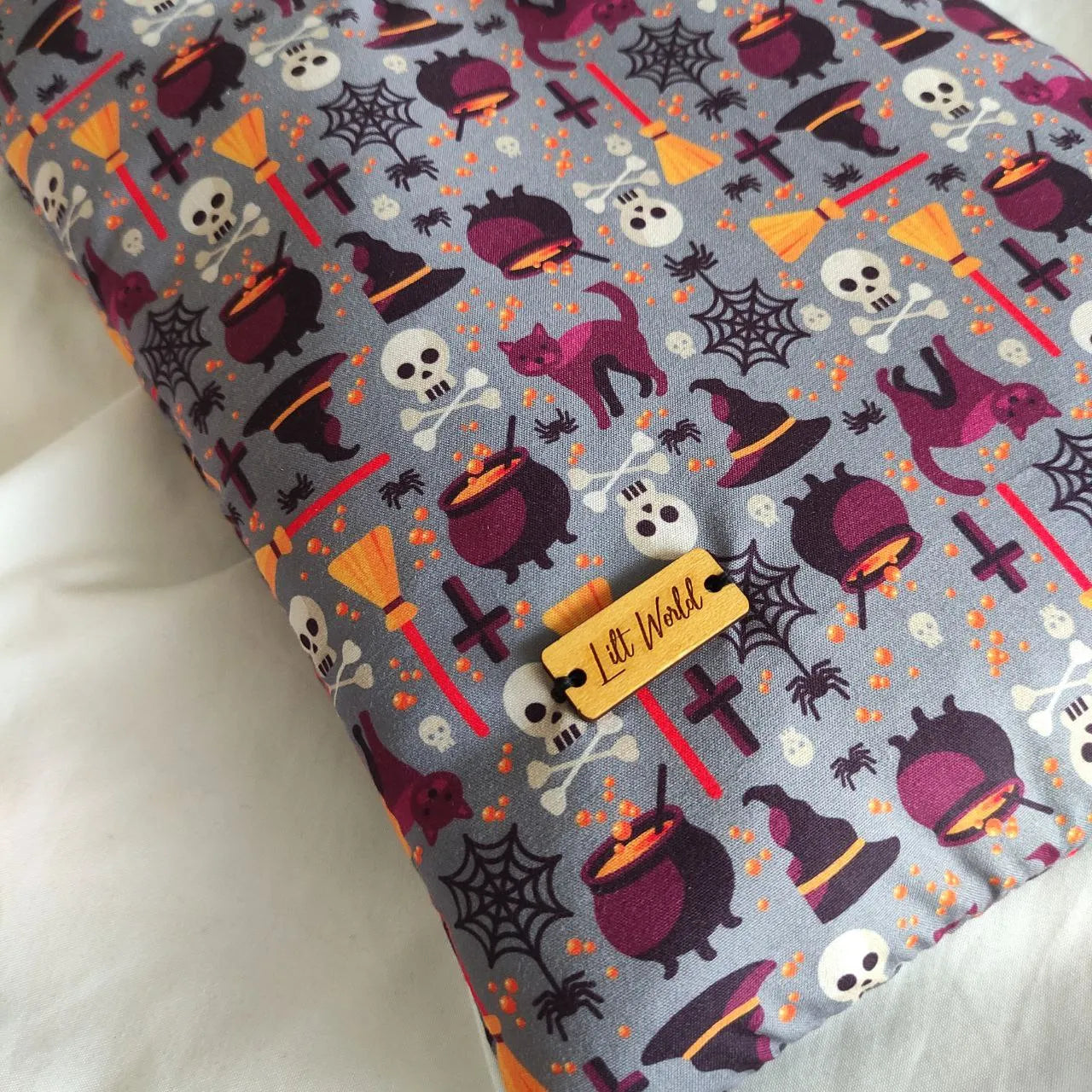 funda para libro Salem, de lilt world shop