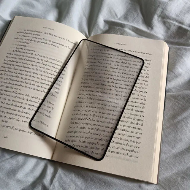 Separador de páginas con lupa integrada para libros y revistas.