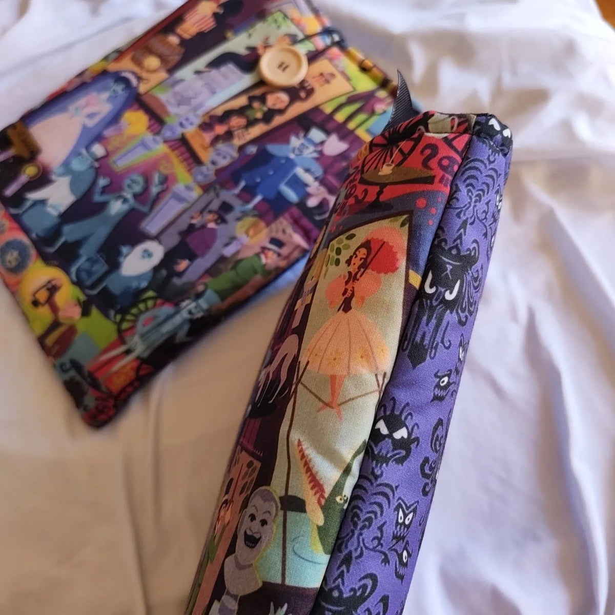 Funda Mansión Encantada de frente con una ilustración de personajes monstruosos en tonos morados, rojos, azules y verdes.