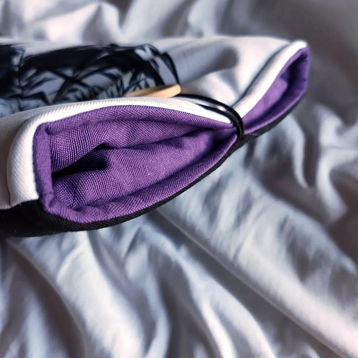 Interior de la funda Gojo Púrpura con forro morado acolchado y goma elástica negra.