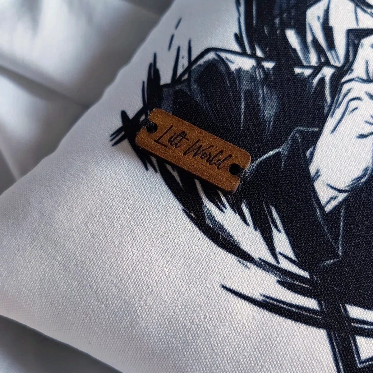 Etiqueta de madera Lilt World junto al estampado de la funda Gojo Púrpura.