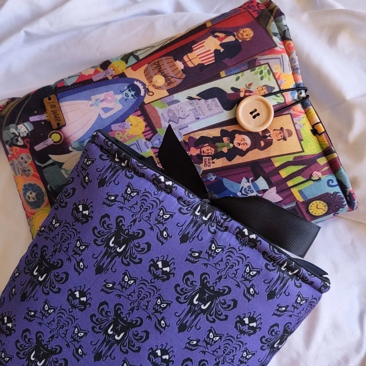 Detalle de la cinta negra junto al estampado morado de la funda Mansión Encantada.