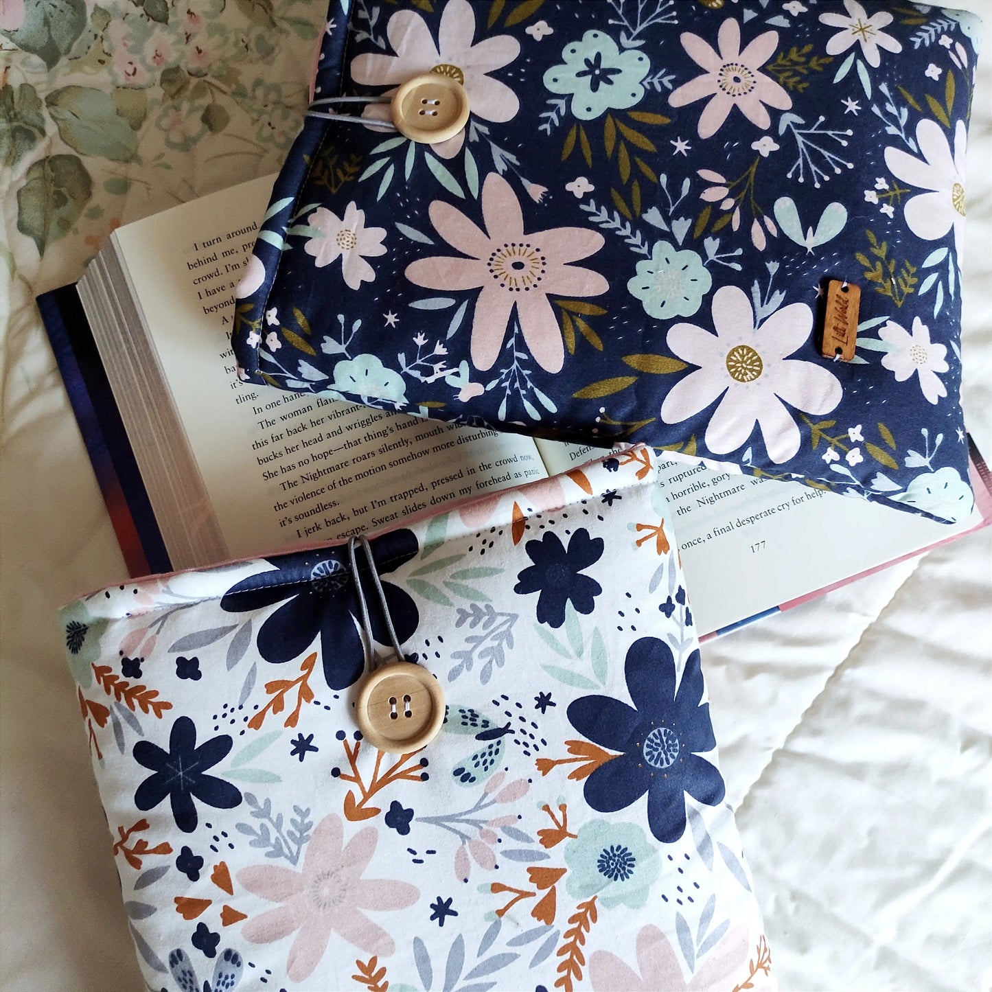 Funda de tela para libros con flores, color blanco y azul