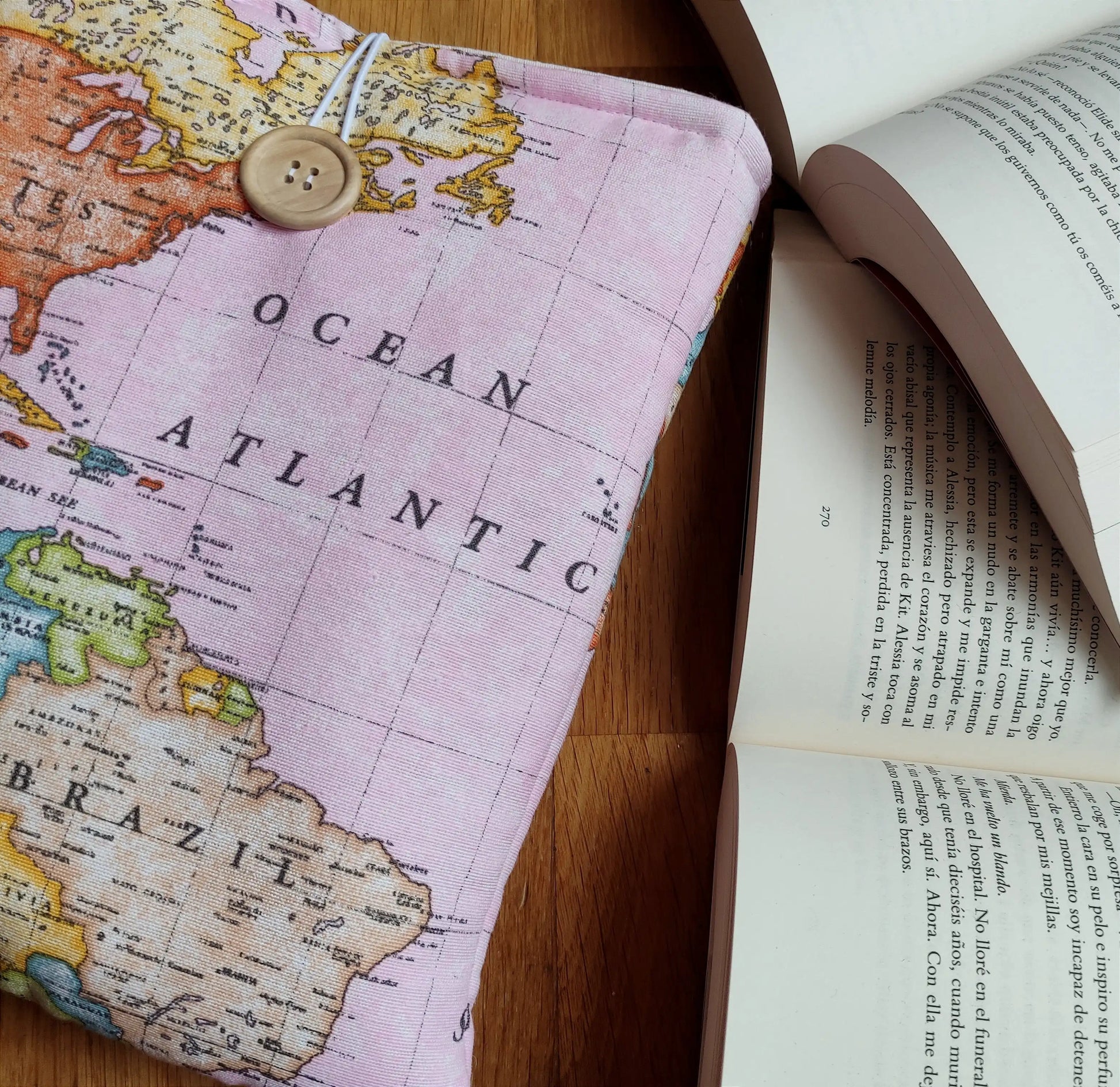 Funda de tela acolchada tipo libro con los países del mundo