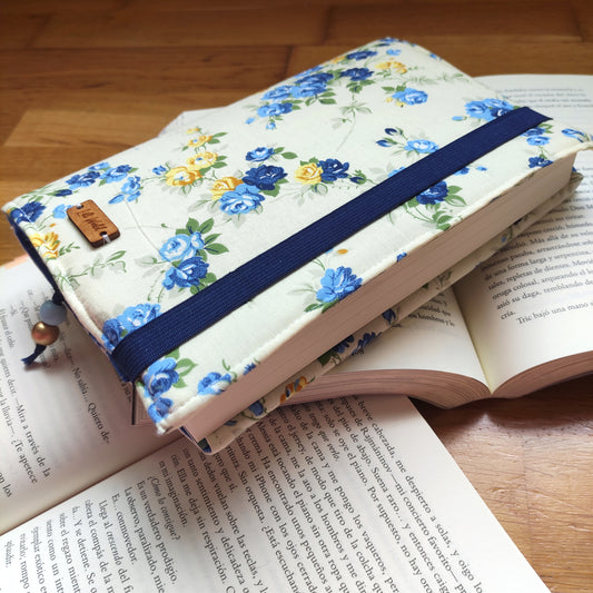 Funda ajustable elástica de tela acolchada para libro Lobelia, de Lilt World Shop, estampado de flores con marcapáginas incluido