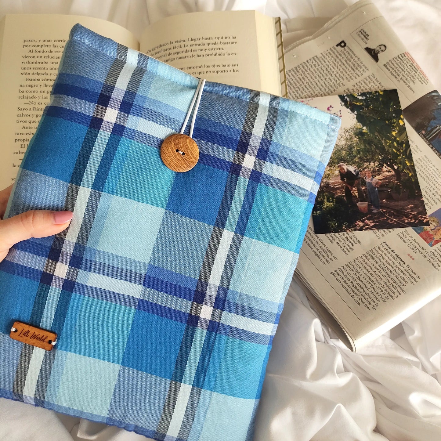 Funda de tela para libros con cuadros azules y blancos estilo camisa