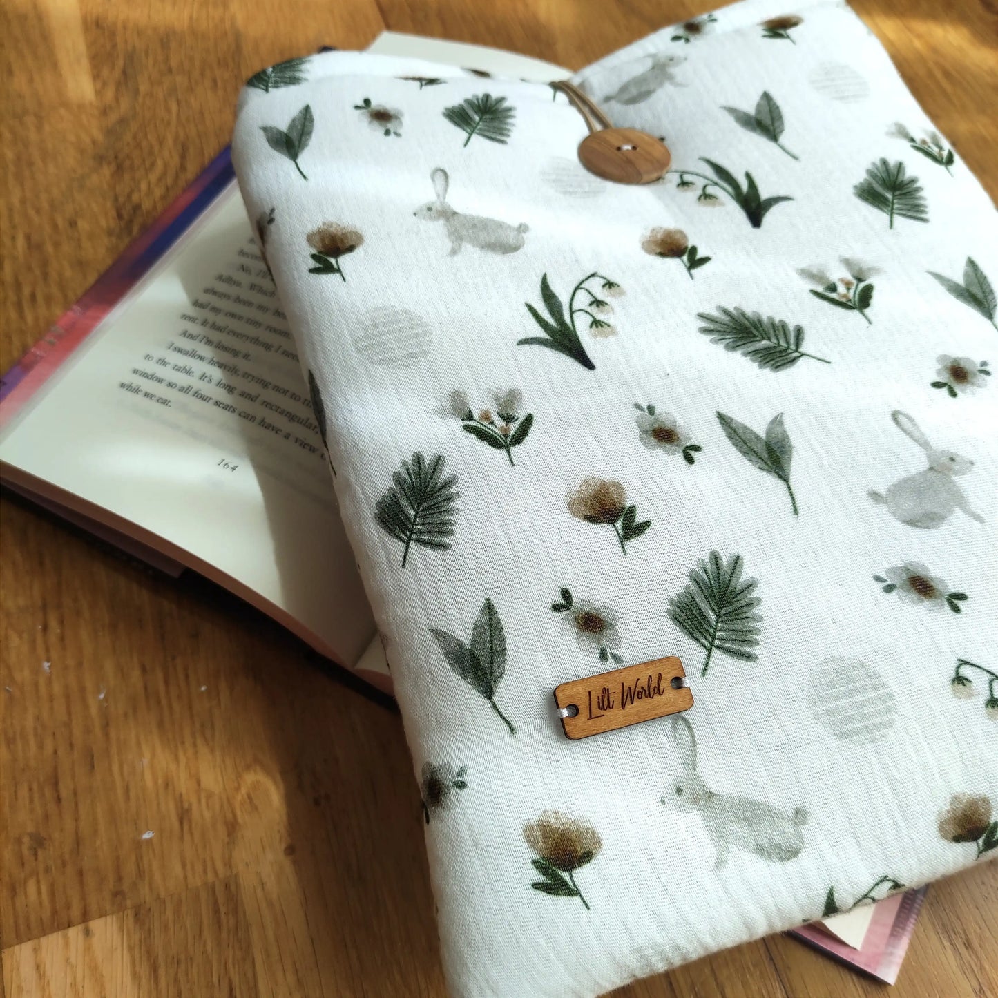 Funda de tela para libro Mossy, Lilt World Shop, tela acolchada de conejos y naturaleza