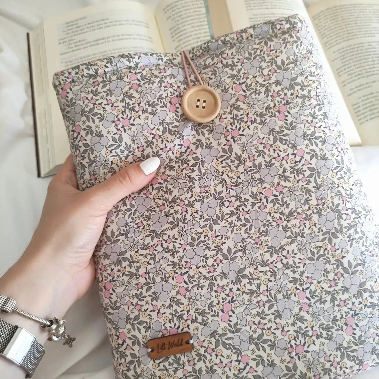 funda de tela para libro con estampado de flores o floreado, colores pastel