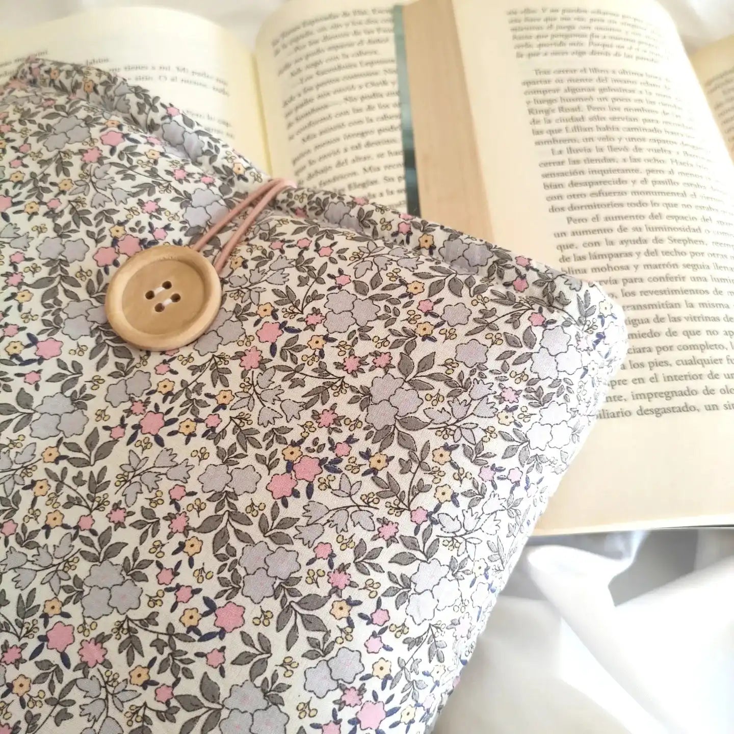 funda de libro con flores marca lilt world shop