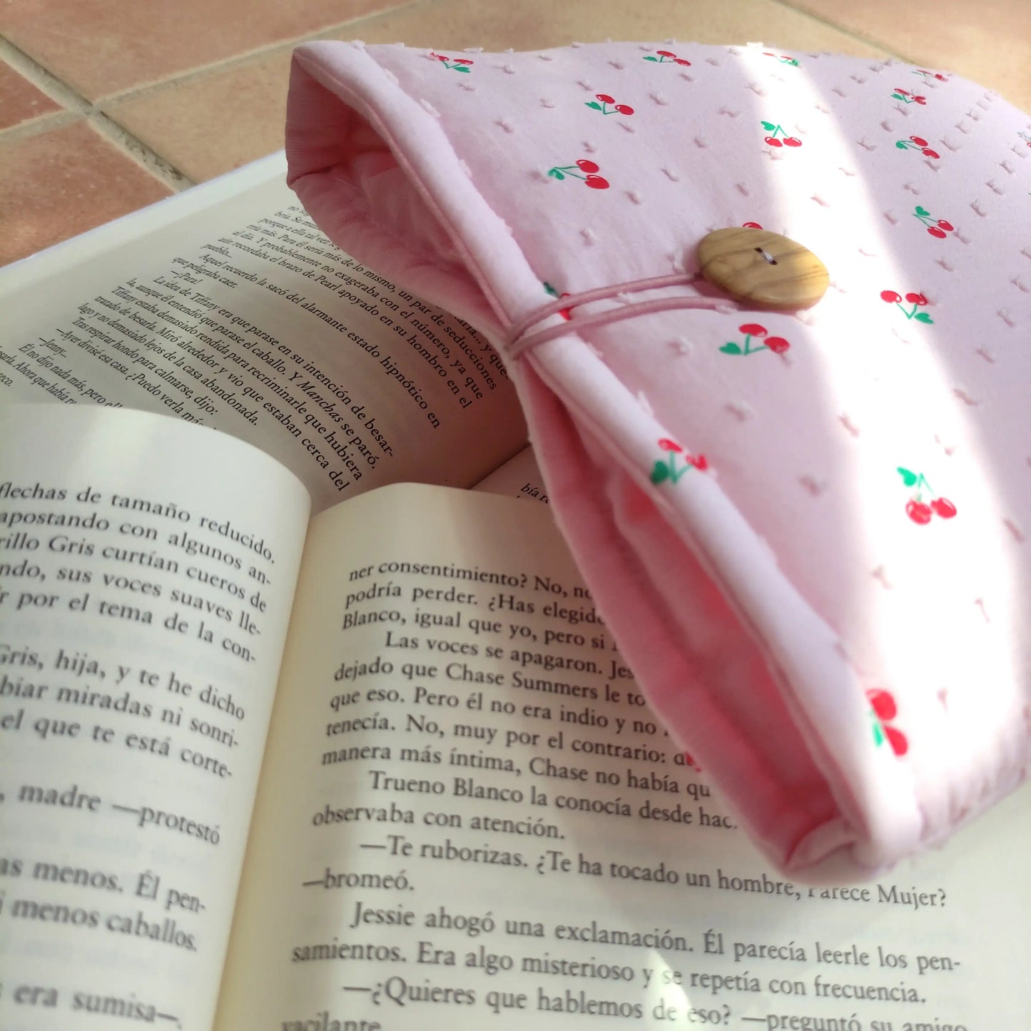 Funda de tela rosa para libros, con cerezas