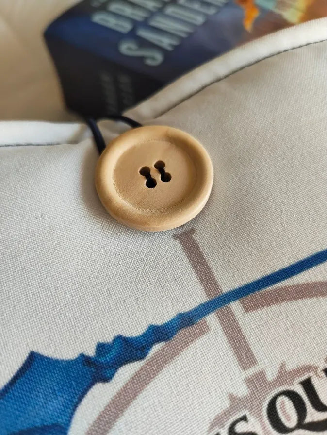 funda de tela para libros con cierre de botón de madera