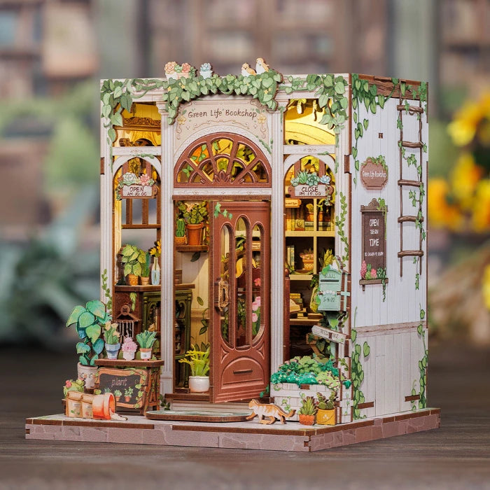 Vista frontal completa de la maqueta terminada Book Nook Green Life Bookshop de CuteBee, mostrando la fachada de la librería botánica iluminada con sus luces LED.