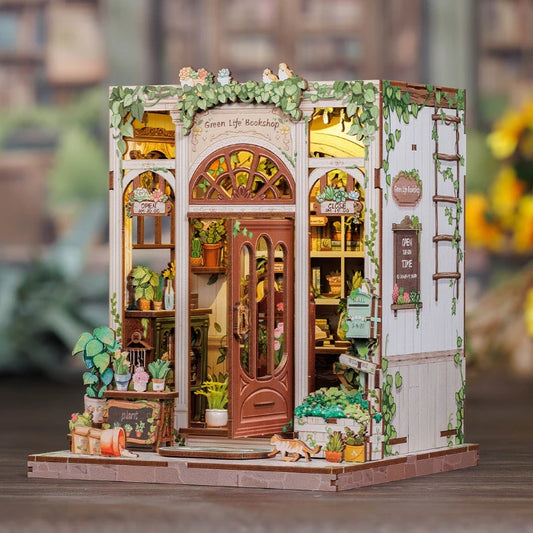 Vista frontal completa de la maqueta terminada Book Nook Green Life Bookshop de CuteBee, mostrando la fachada de la librería botánica iluminada con sus luces LED.