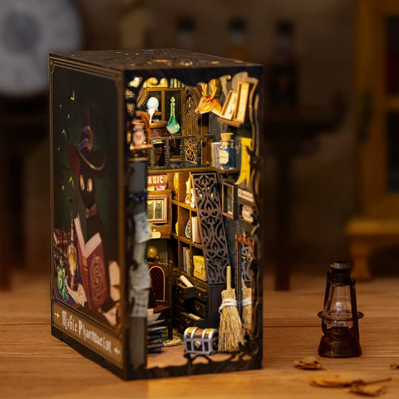Vista en perspectiva de tres cuartos de la maqueta terminada Book Nook Magic Pharmacist de CuteBee, mostrando el callejón de la farmacia mágica iluminado.