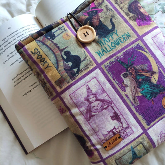 funda acolchada para libro con estampado de brujas y misterio