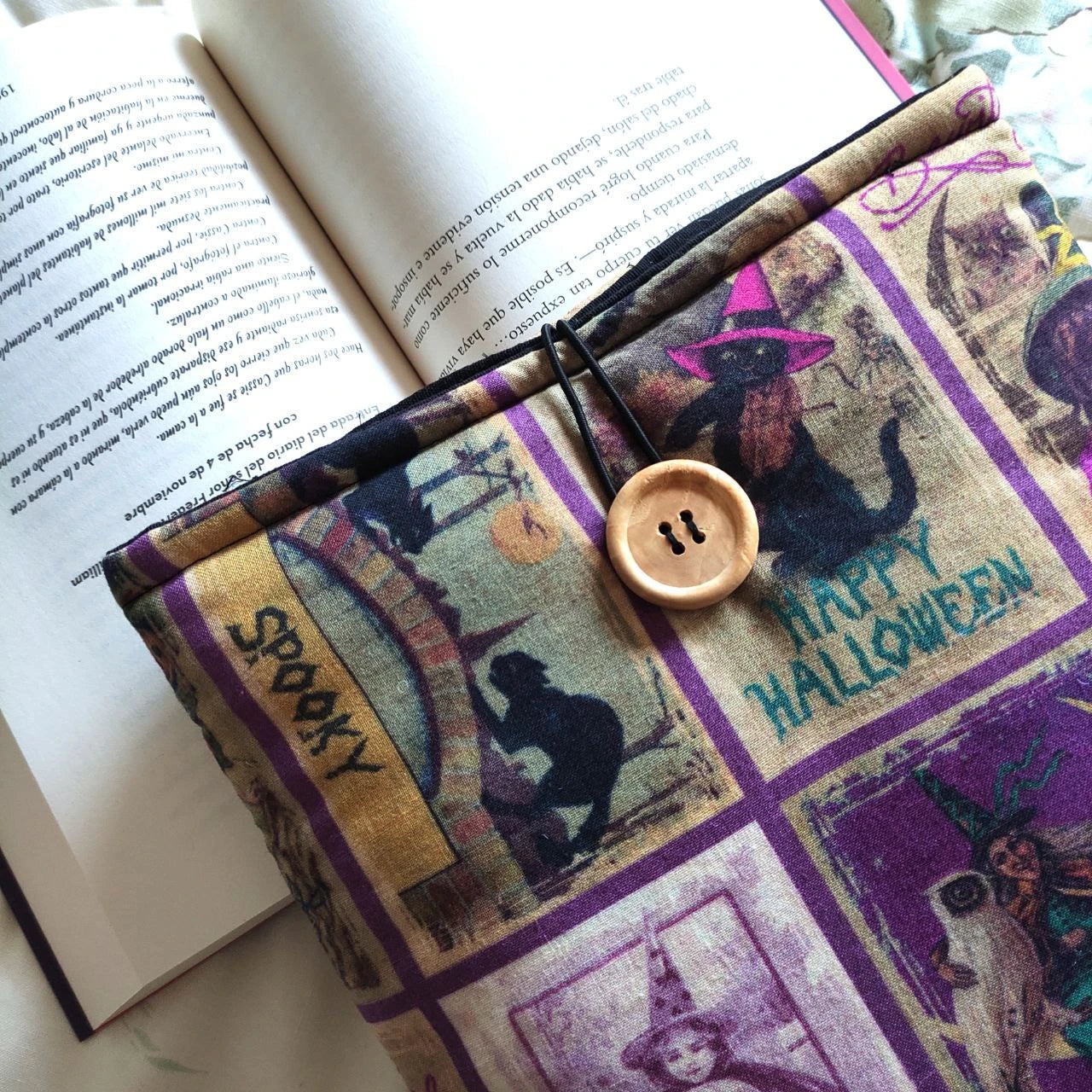 funda de tela tipo saco para libro y kindle, color morado con diseño de brujas y gatos.