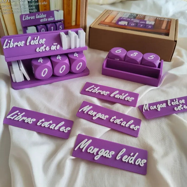 contador de lecturas decorativo sobre estantería de libros
