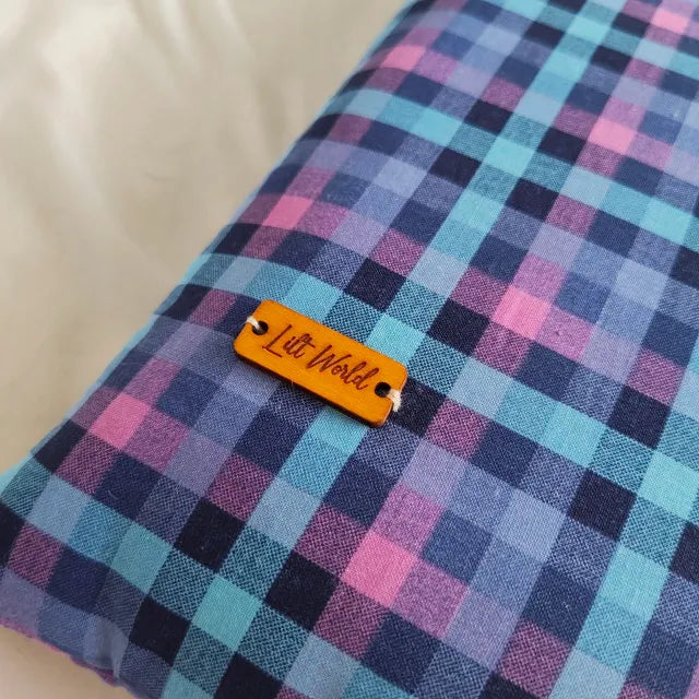 Detalle de la chapa de madera con la marca lilt world