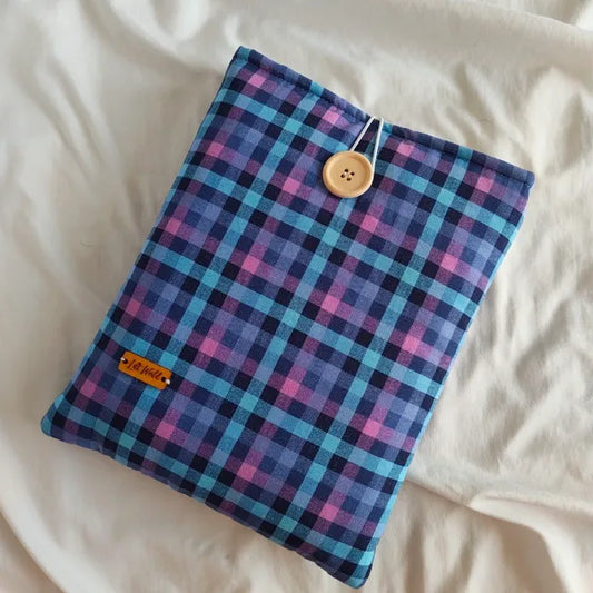 Funda para libro y Kindle Ender con patrón geométrico azul sobre fondo oscuro.