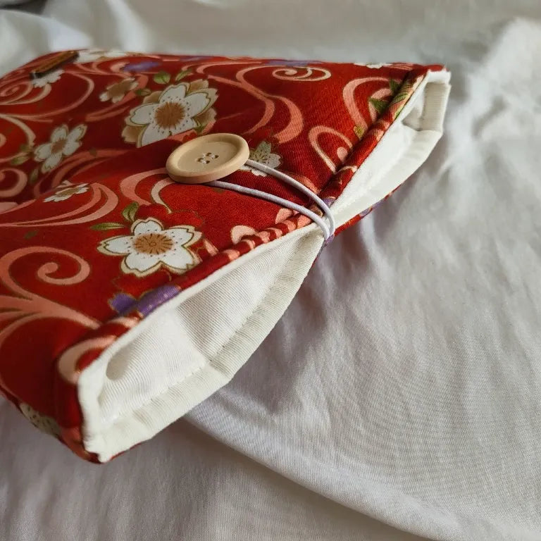 Primer plano del patrón de flores de cerezo y ondas tradicionales en la funda Yukata.