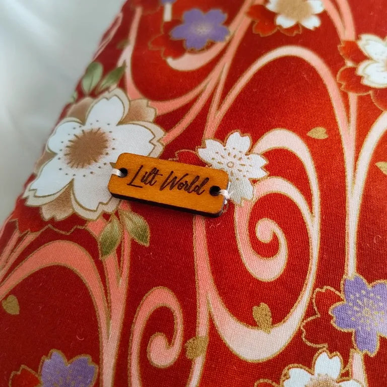Detalle de la etiqueta de marca Lilt World sobre la tela roja con estampado japonés.