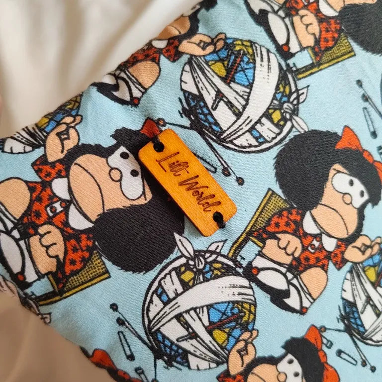 Detalle de la chapa de madera con el logo grabado de Lilt World cosida sobre la tela de la funda Quino.