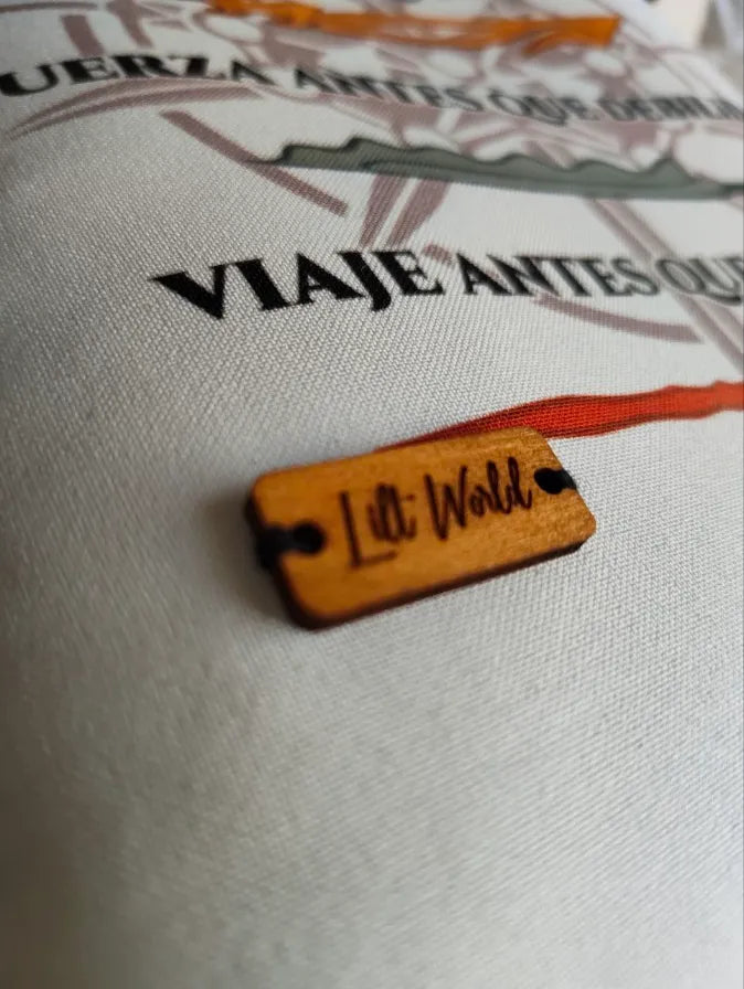 detalle de bordado con frases de honor en funda de tela