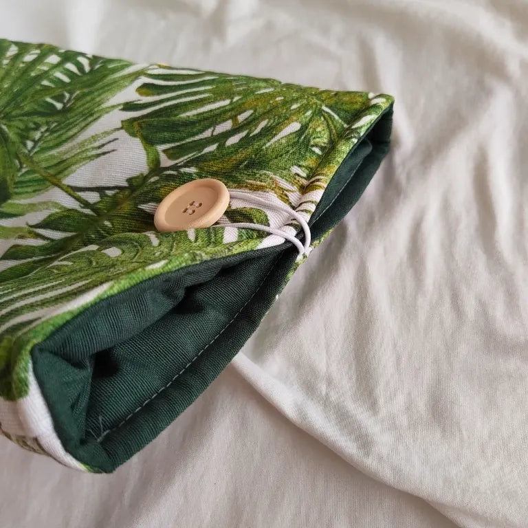 Primer plano del interior protector y acolchado de la funda de tela Monsterae.