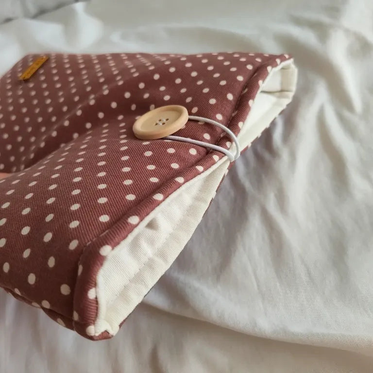 Primer plano del interior de la funda Moti mostrando el forro y el grosor del acolchado protector.