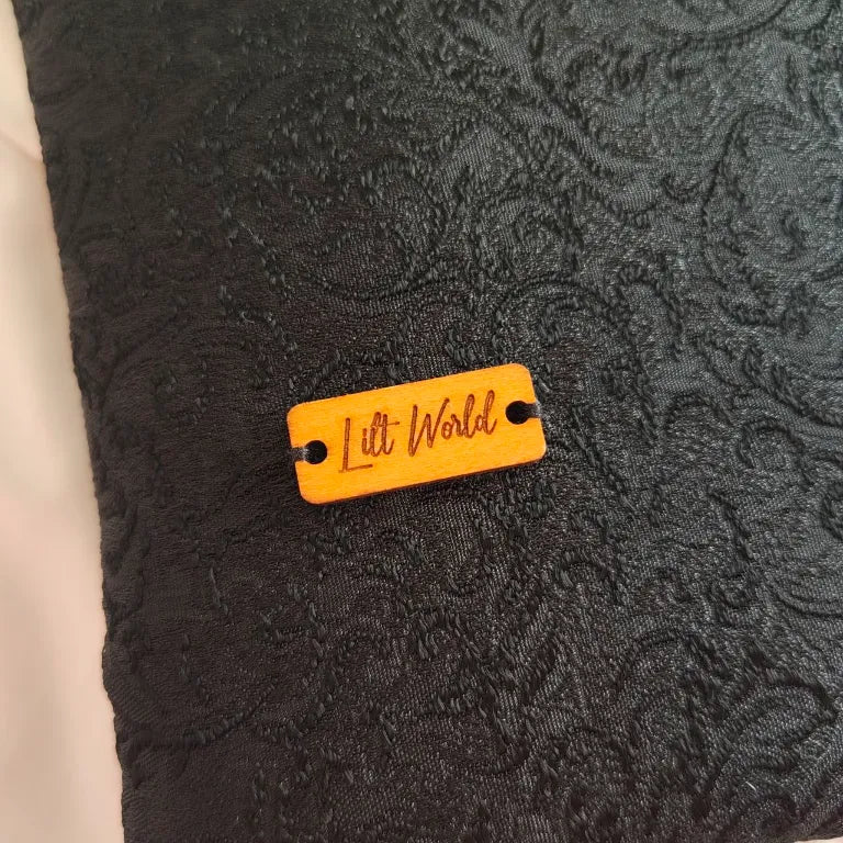detalle de funda negra inspirada en velaris y altos señores
