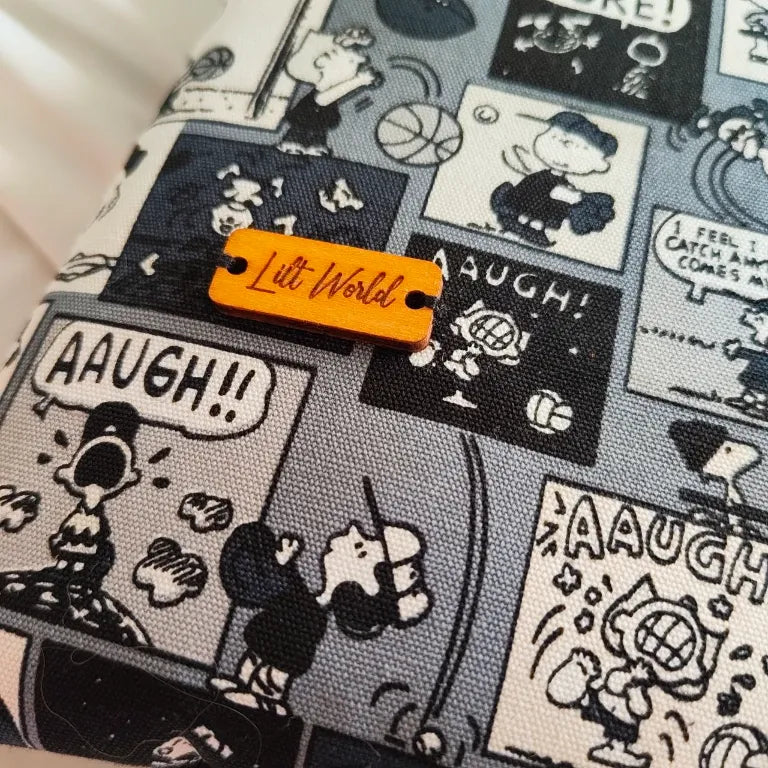 detalle de estampado de cómic de snoopy y charlie brown