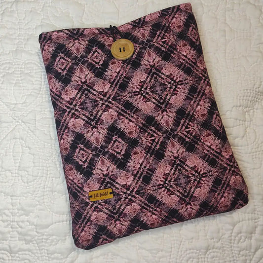 funda de tela rosa y negra para libro