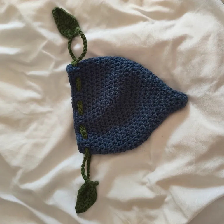 Saco para dados de rol de crochet en color azul con forma de hoja y cordones con hojas verdes.
